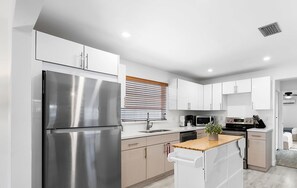 Refrigerador, microondas, horno, placa de cocina