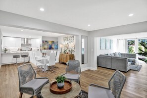 Smart TV, Netflix, Hulu, streaming services - Private Pool 3BR with Lakefront view (Hollywood)