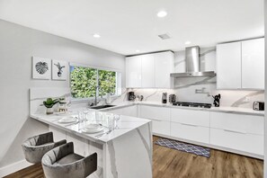 Fridge, microwave, stovetop, dishwasher - Private Pool 3BR with Lakefront view (Hollywood)