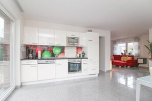 Apartment | Private kitchen | Full-size fridge, microwave, oven, stovetop - Rote & Grüne Mühle (Krummhoern)