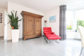 Apartment | Living area | Flat-screen TV - Rote & Grüne Mühle (Krummhoern)