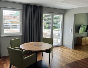 Suite, no fumadores, vistas a la piscina | Ropa de cama hipoalergénica, minibar, caja fuerte