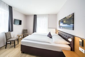 Habitación superior | Ropa de cama hipoalergénica, minibar, caja fuerte