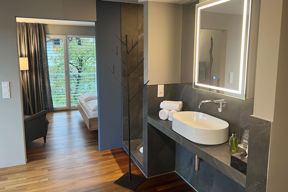 Suite, Nichtraucher, Poolblick | 1 Schlafzimmer, Allergikerbettwaren, Minibar, Zimmersafe