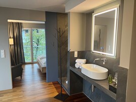 Suite, no fumadores, vistas a la piscina | Ropa de cama hipoalergénica, minibar, caja fuerte