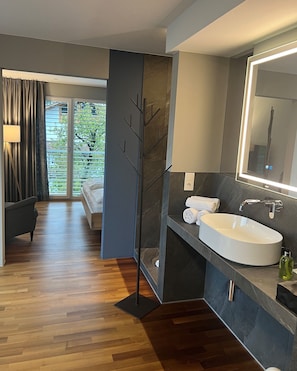 Suite, no fumadores, vistas a la piscina | Ropa de cama hipoalergénica, minibar, caja fuerte