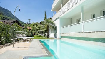 Una piscina al aire libre de temporada