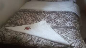 Single Room | Desk, bed sheets