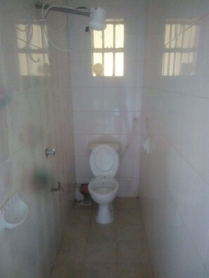 單人房 | 浴室 | 淋浴設備、淋浴花灑、拖鞋、毛巾