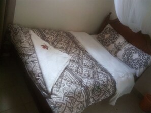 單人房 | 書桌、床單