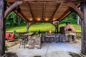 Outdoor dining - Private Mountain Getaway with Amazing Views, Location, & Space (Banner Elk)