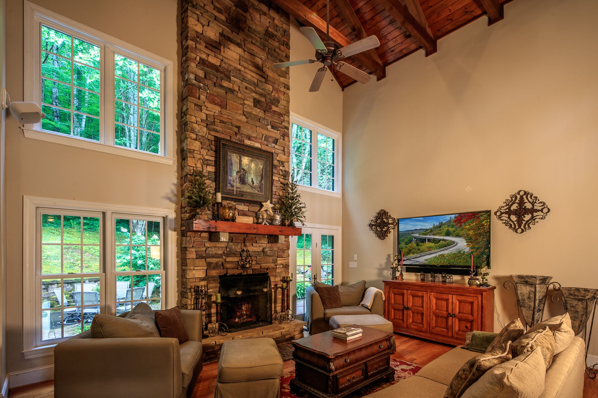 Smart TV, chimenea, videojuegos y reproductor de DVD 