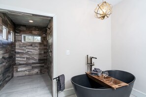 Combined shower/bathtub, hair dryer, towels, soap - Private Mountain Getaway with Amazing Views, Location, & Space (Banner Elk)