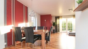 อพาร์ทเมนท์, 2 ห้องนอน (Apartment Kunsleben EG) | บริเวณนั่งเล่น | ทีวีจอแบน