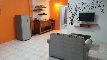 Design Studio Suite | Premium bedding, down comforters, laptop workspace, free WiFi