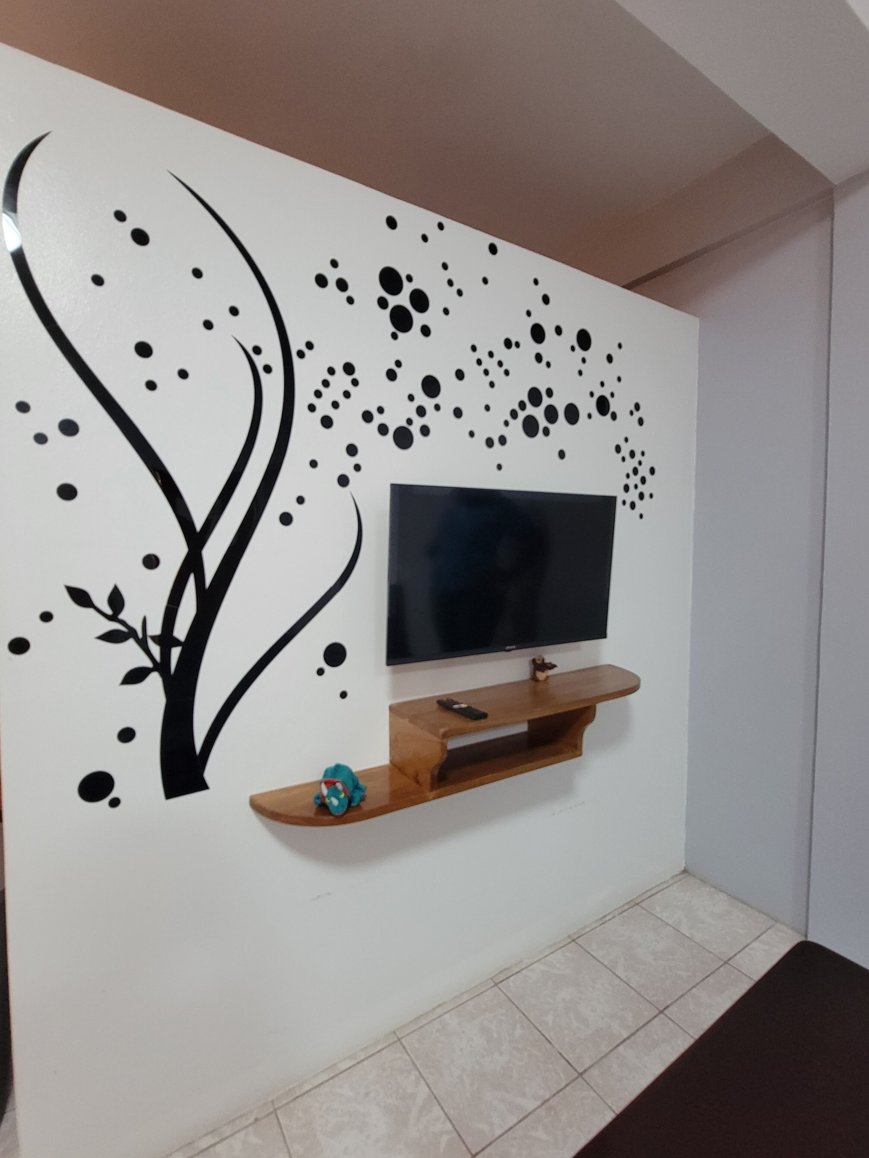 デザイン スタジオスイート | リビング エリア | 32 インチの薄型テレビ (デジタル放送視聴可)、テレビ