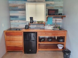 Suite estudio Deluxe, 1 cama de matrimonio | Cocina privada | Frigorífico pequeño, microondas, placa de cocina y cafetera o tetera