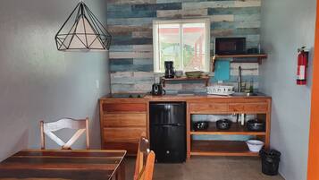 Deluxe Studio Suite, 1 Queen Bed | Private kitchen | Mini-fridge, microwave, stovetop, coffee/tea maker