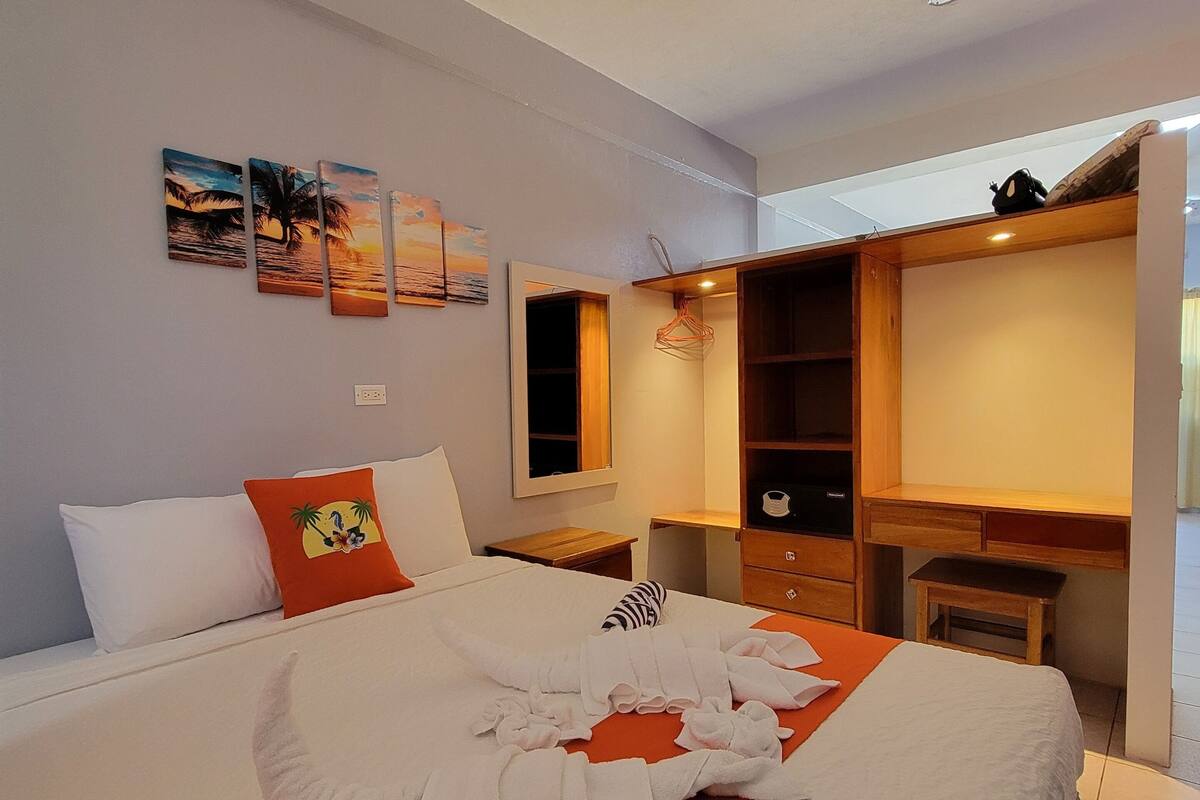 Design Studio | Premium bedding, down comforters, laptop workspace, WiFi (free)