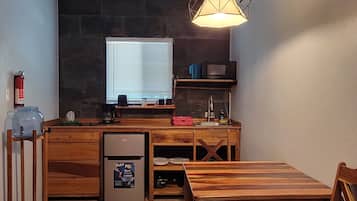 Deluxe Studio Suite, 1 Queen Bed | Private kitchen