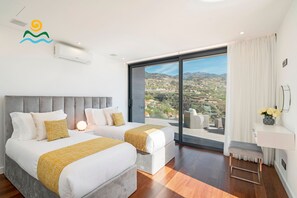 3 slaapkamers, een strijkplank/strijkijzer, wifi, beddengoed
