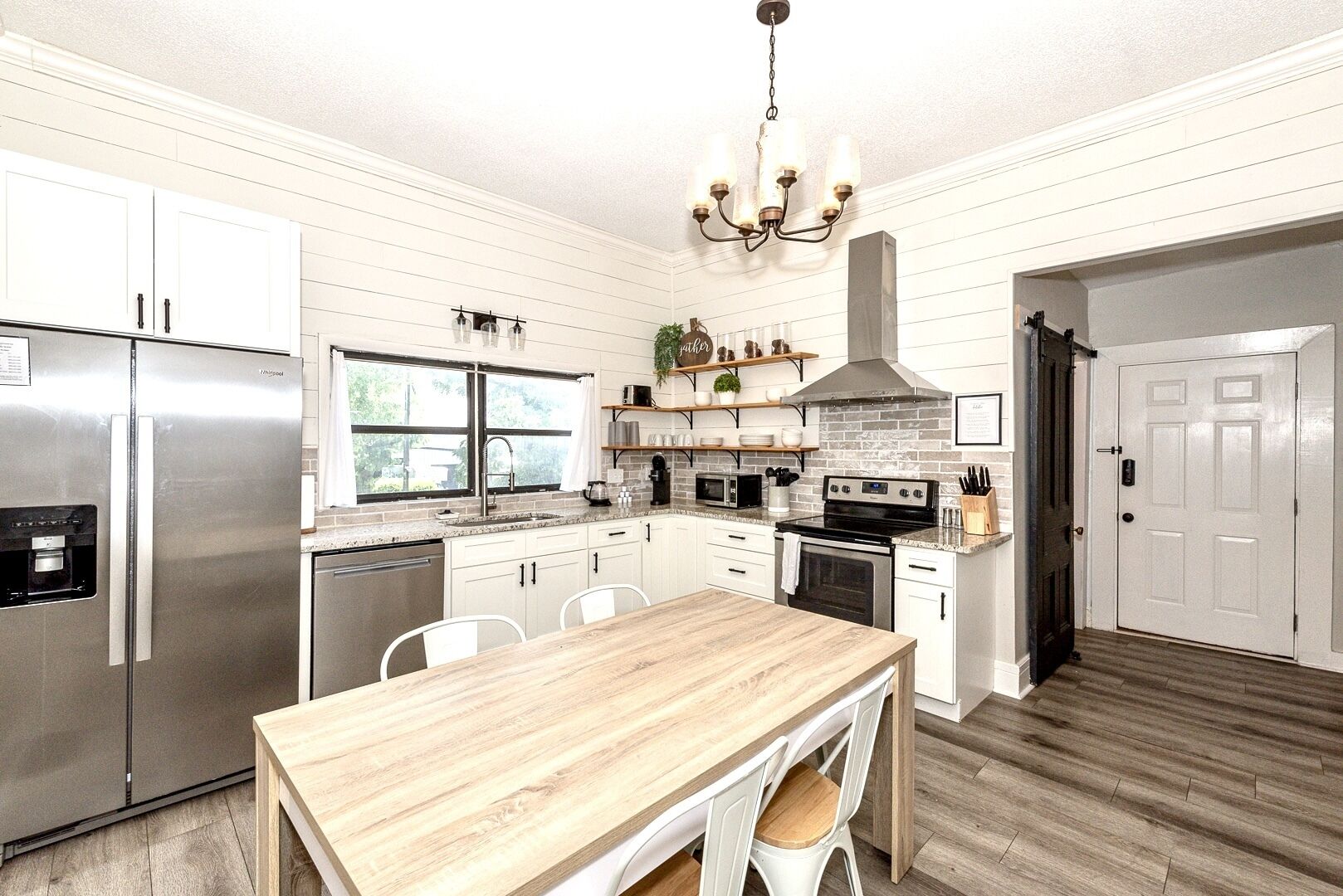 Køleskab, mikrobølgeovn, ovn, kogeplade