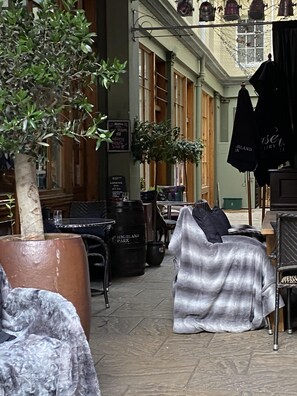 Comfort House, Private Bathroom | Property grounds - Suitely Flour House (Cheltenham)