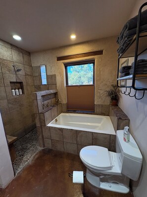 Badewanne, Haartrockner, Handtücher, Seife