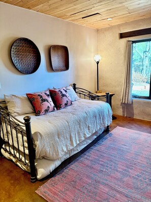 3 habitaciones, escritorio y tabla de planchar con plancha 