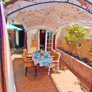 Casa, 2 habitaciones, patio | Restaurante al aire libre