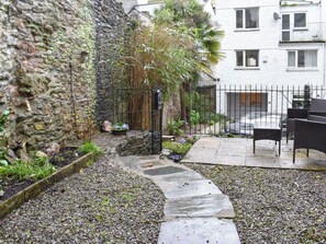 Property grounds - 1 bedroom accommodation in Barbican, Plymouth (Barbican, Plymouth)