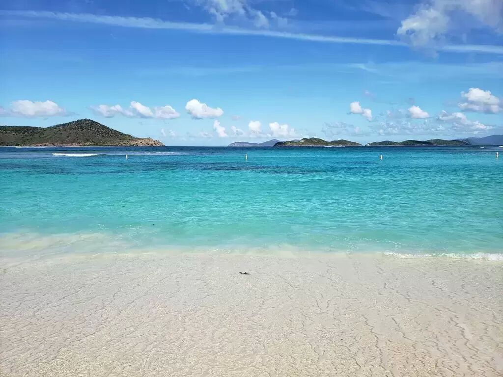 Nær stranden, solsenger og strandhåndklær