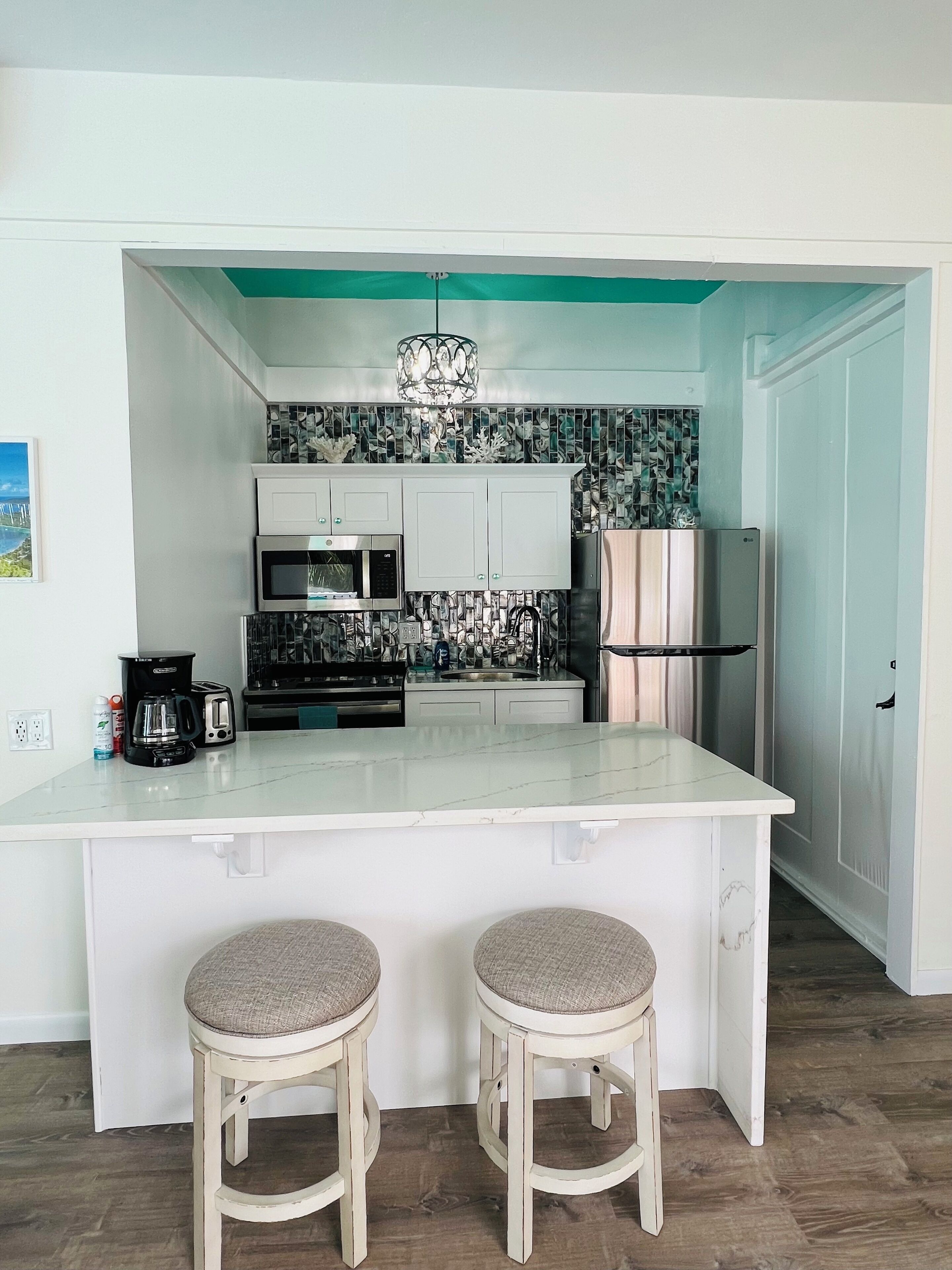 Refrigerador, microondas, horno y parrilla de estufa 