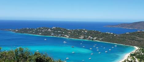 Playa en los alrededores, camastros y toallas de playa