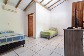 Habitación triple, varias camas | Wifi gratis y ropa de cama