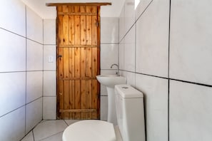 Quarto quádruplo, várias camas | Banheiro | Chuveiro, toalhas de banho, papel higiênico