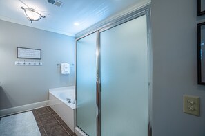 Ensemble douche/baignoire, sèche-cheveux, serviettes fournies