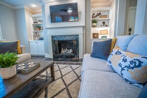 TV, fireplace, books - Lake Oconee Condo • Reynolds Plantation • Cozy, Updated & Gated (GREENSBORO)