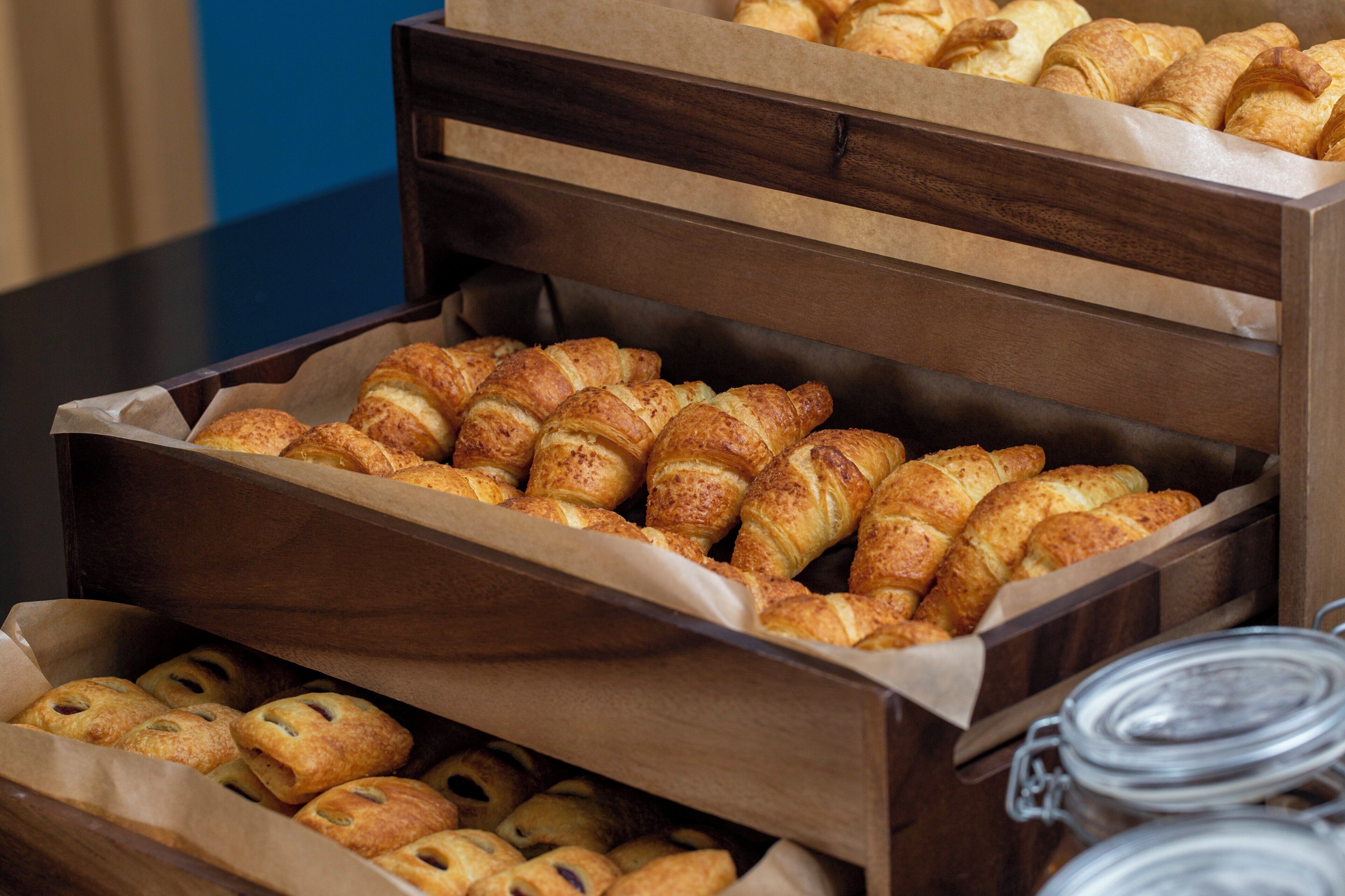 Una selezione di pasticcini in una scatola di legno.