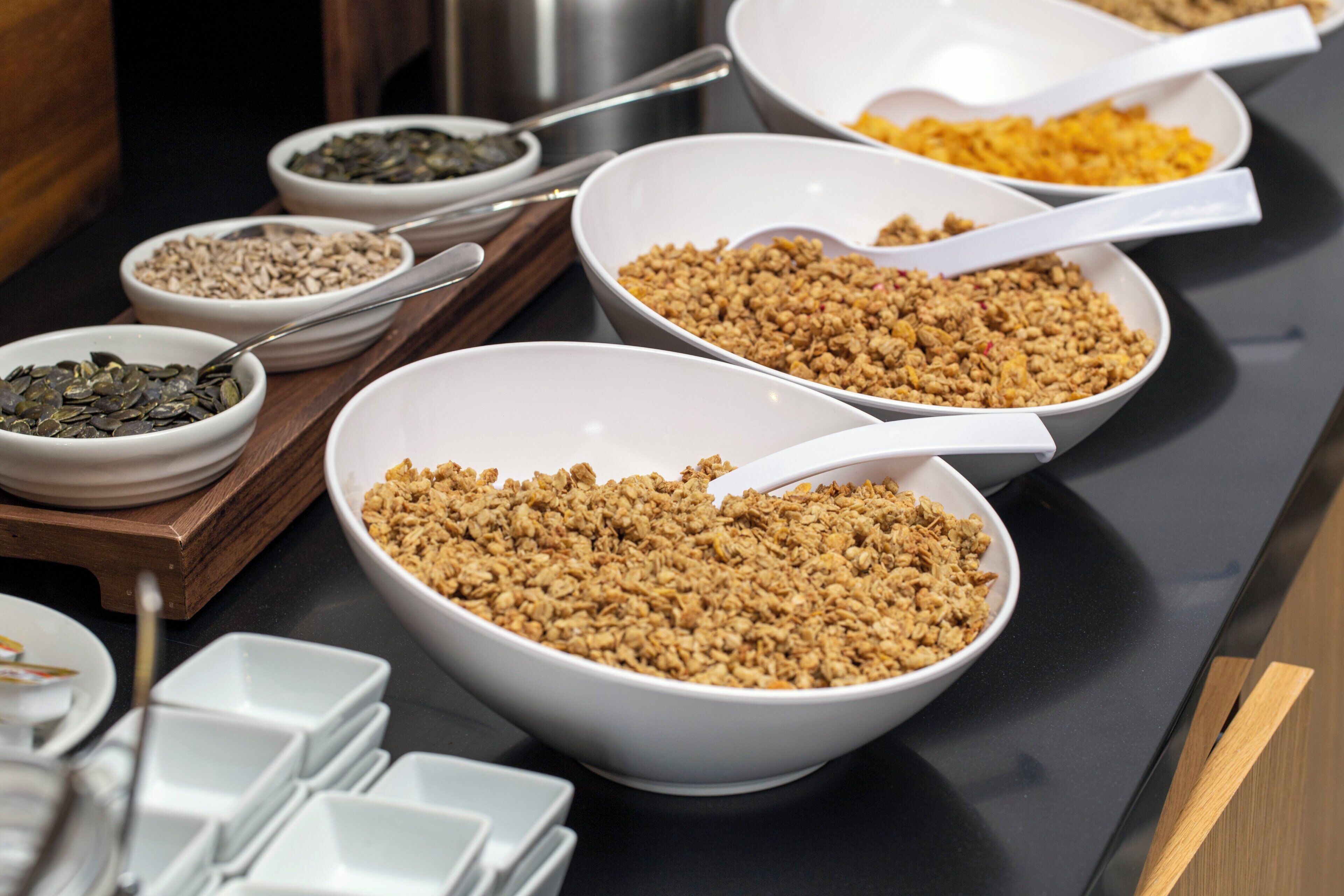 Una mesa de buffet con diferentes alimentos en recipientes.
