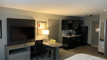 1 habitación, escritorio y espacio para trabajar con laptop