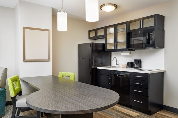 1 室のベッドルーム、デスク、ノートパソコン用作業スペース、アイロン / アイロン台