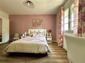 5 makuuhuonetta, työpöytä, silitysrauta/-lauta, vauvan matkasänky