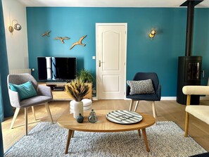 تلفزيون، مدفأة، مشغل دي في دي، تنس طاولة