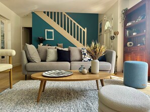 تلفزيون، مدفأة، مشغل دي في دي، تنس طاولة