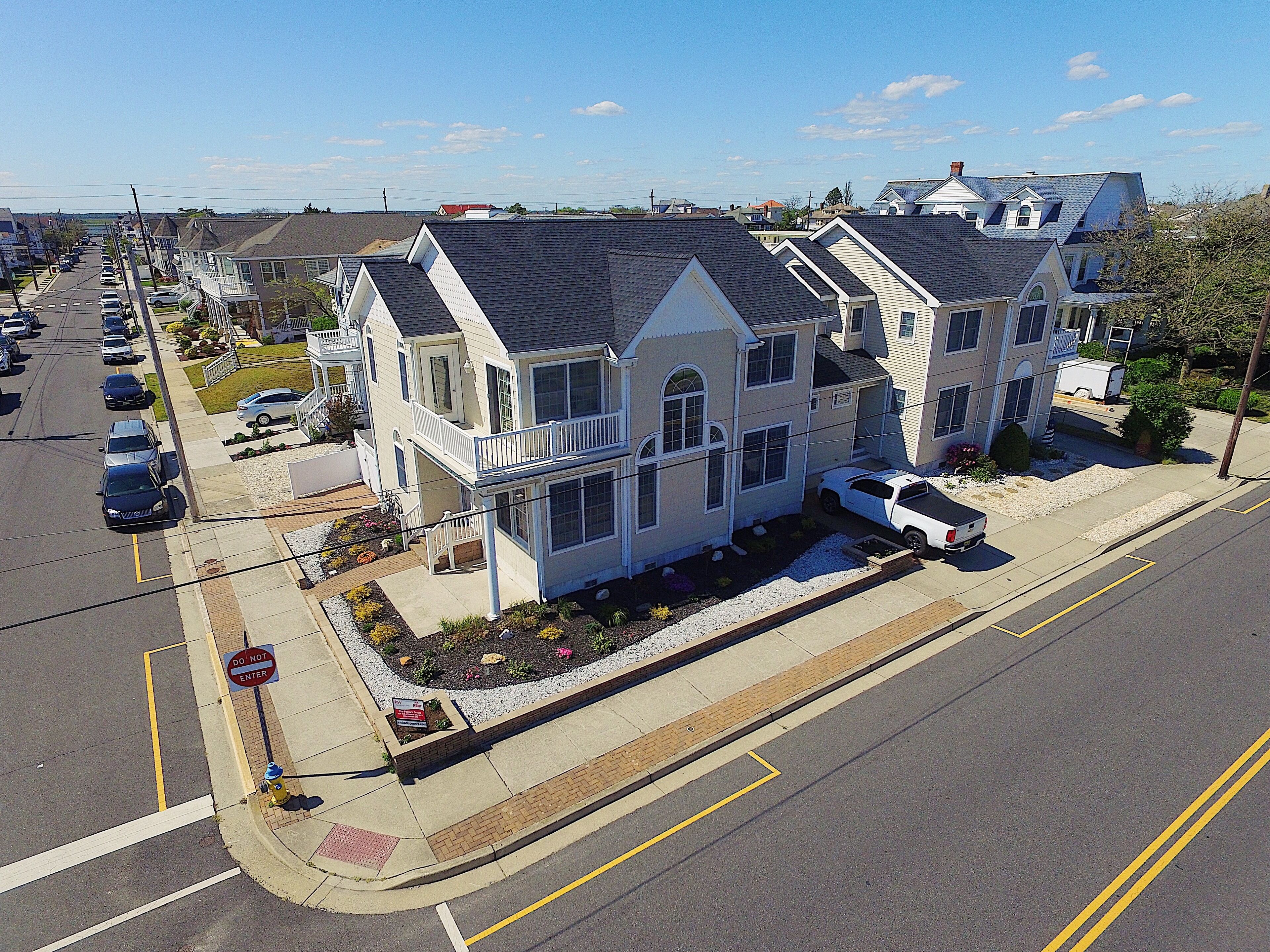 Gorgeous 4 bedroom Home steps to the Beach, Offseason Weekends Available