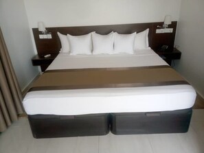 Apartment, 1 Bedroom | 1 bedroom, desk