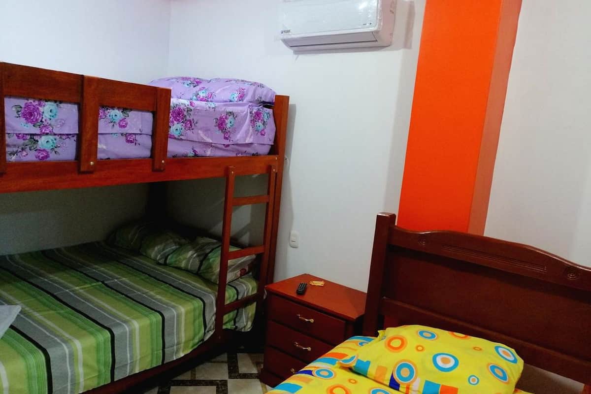 Habitación familiar | Escritorio, wifi gratis y ropa de cama