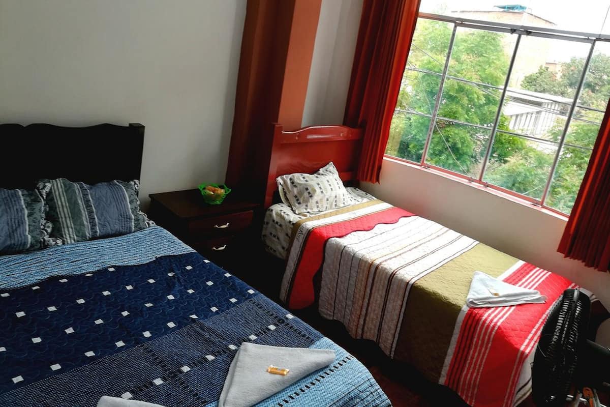 Habitación triple | Escritorio, wifi gratis y ropa de cama