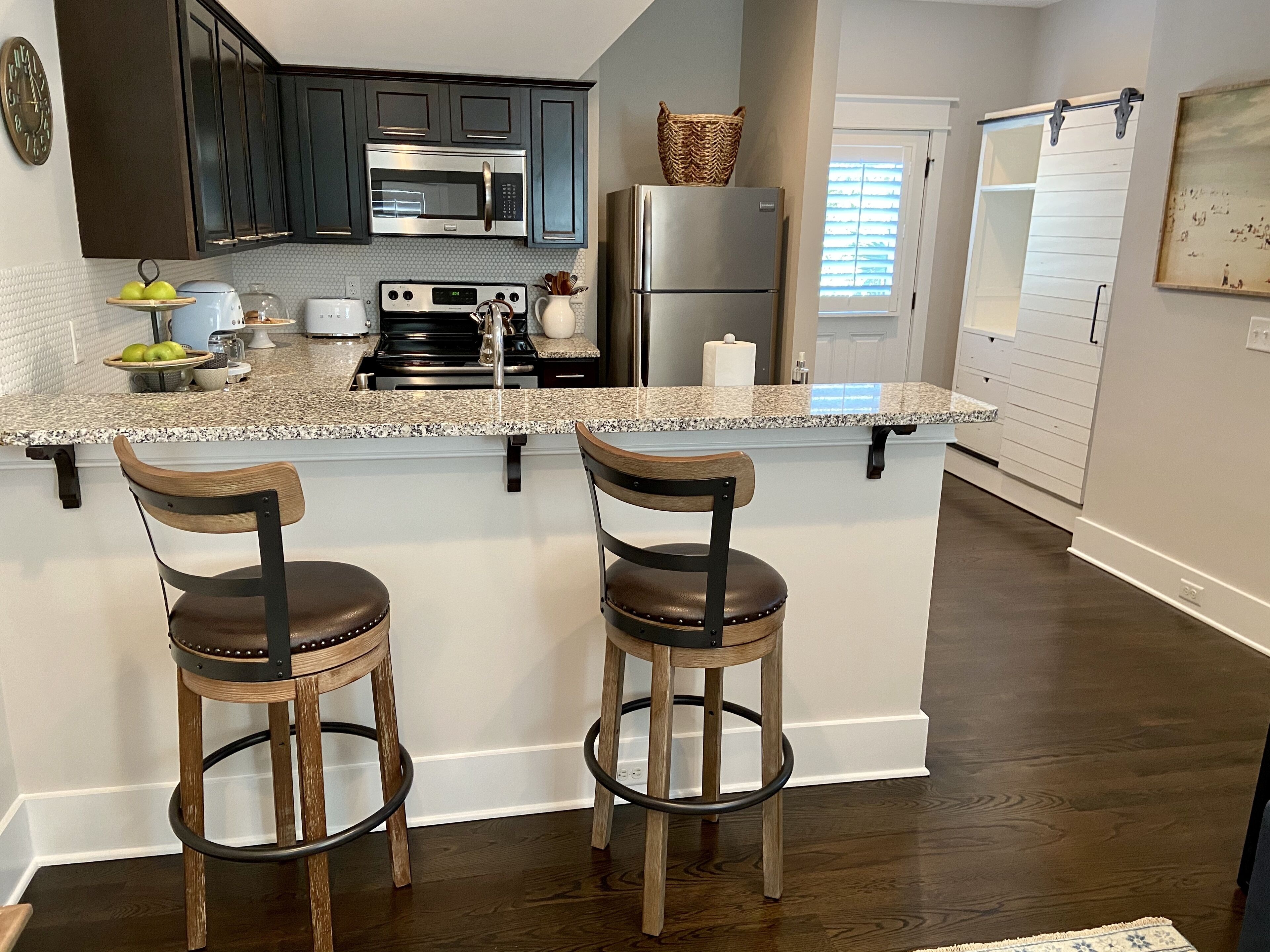 Een microgolfoven, een oven, een kookplaat, een vaatwasser